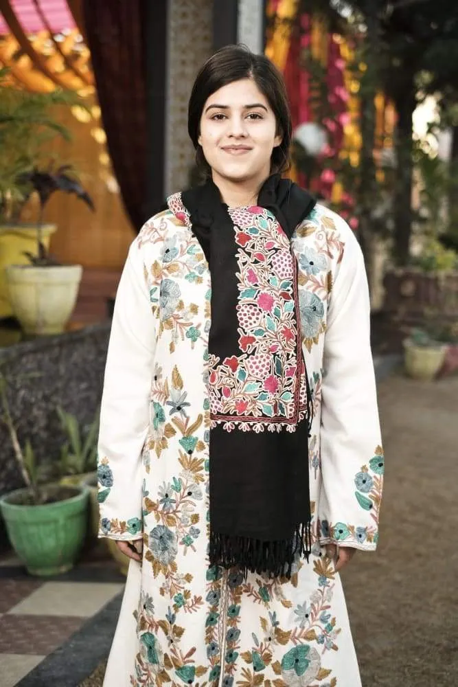 Black Color Kashmiri Shawl With Aari Jaal Gives A Trendy Look To The Wearer.