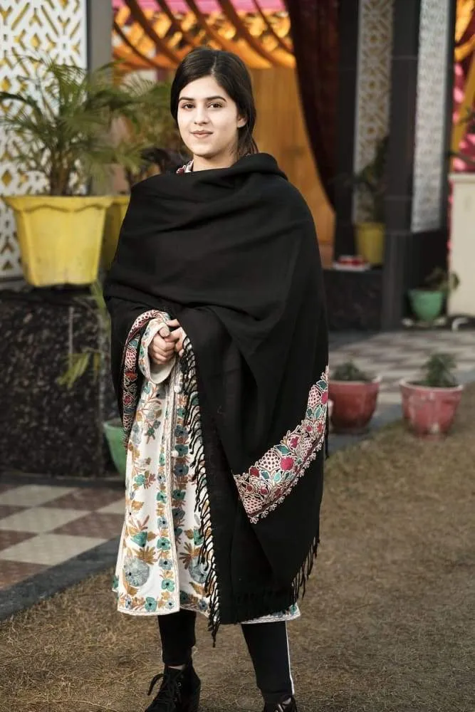 Black Color Kashmiri Shawl With Aari Jaal Gives A Trendy Look To The Wearer.