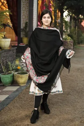 Black Color Kashmiri Shawl With Aari Jaal Gives A Trendy Look To The Wearer.